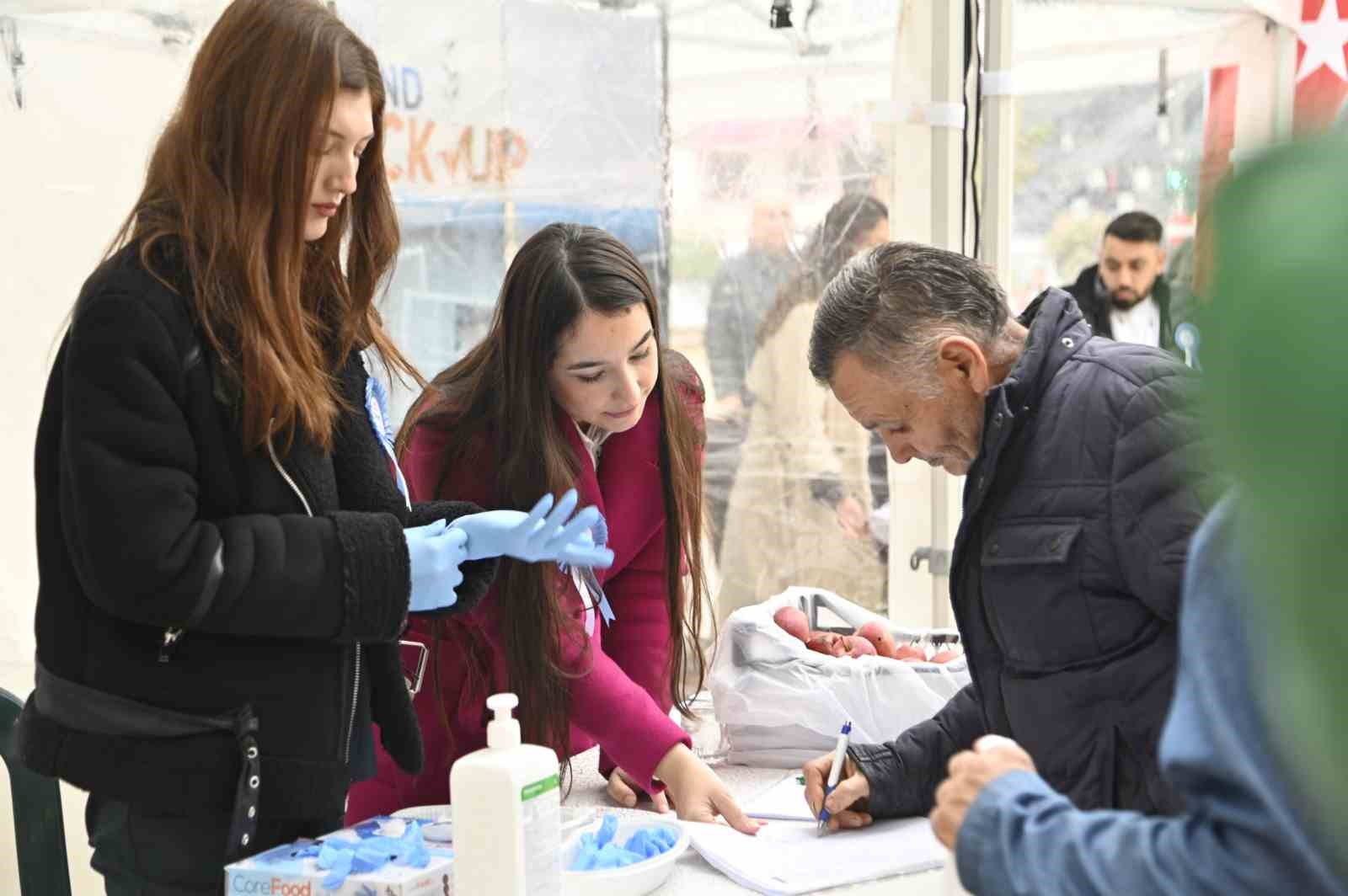 Diyabet G&uuml;n&uuml;nde vatandaşlara &uuml;cretsiz kan şekeri &ouml;l&ccedil;&uuml;m&uuml;
