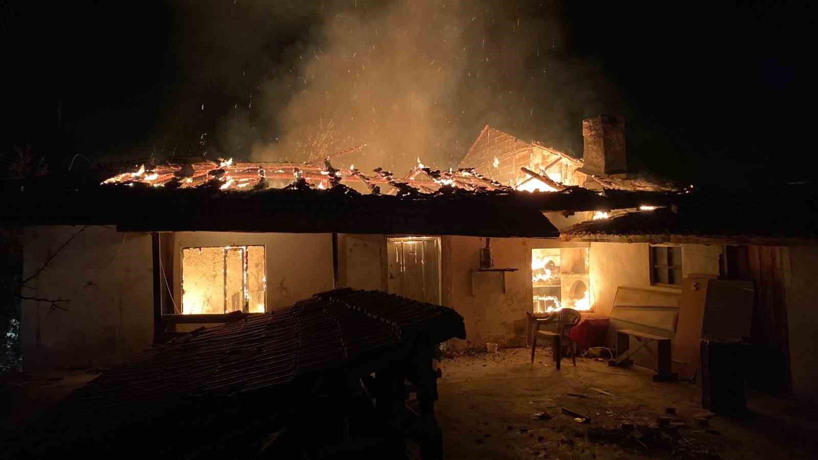 Alevlere teslim olan ev küle döndü