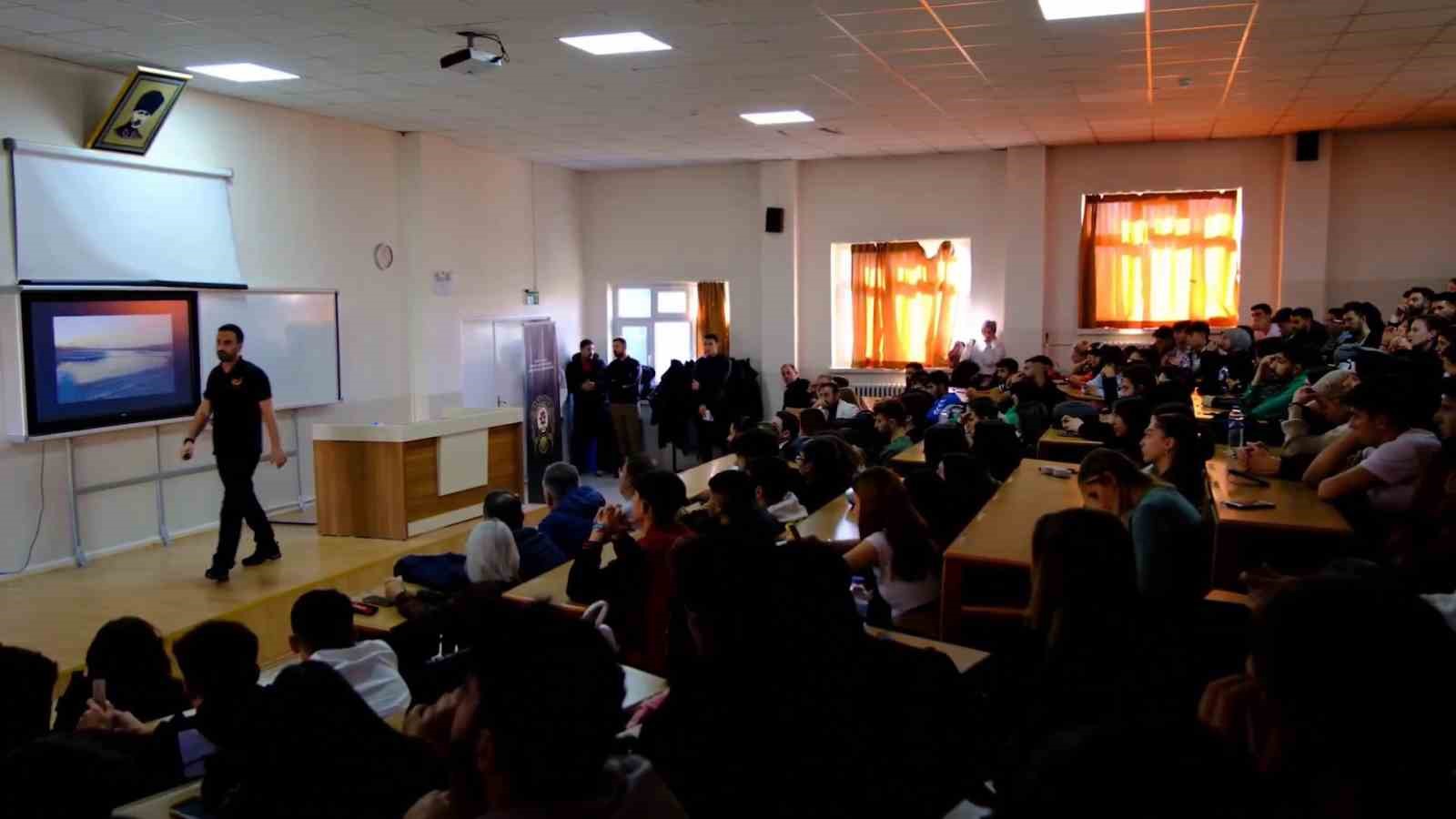 Polis &uuml;niversite &ouml;ğrencilerini ter&ouml;r &ouml;rg&uuml;tleri konusunda bilgilendiriyor
