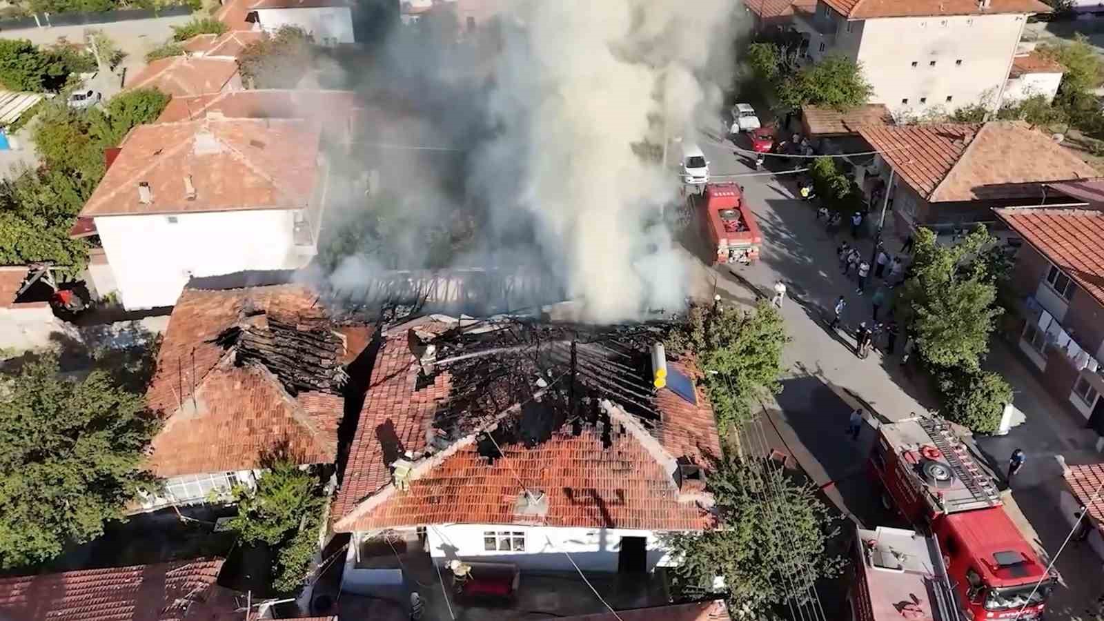 Yangının izleri silindi: Zihinsel engelli "Polis Adem" ve ailesi yeni evine kavuştu
