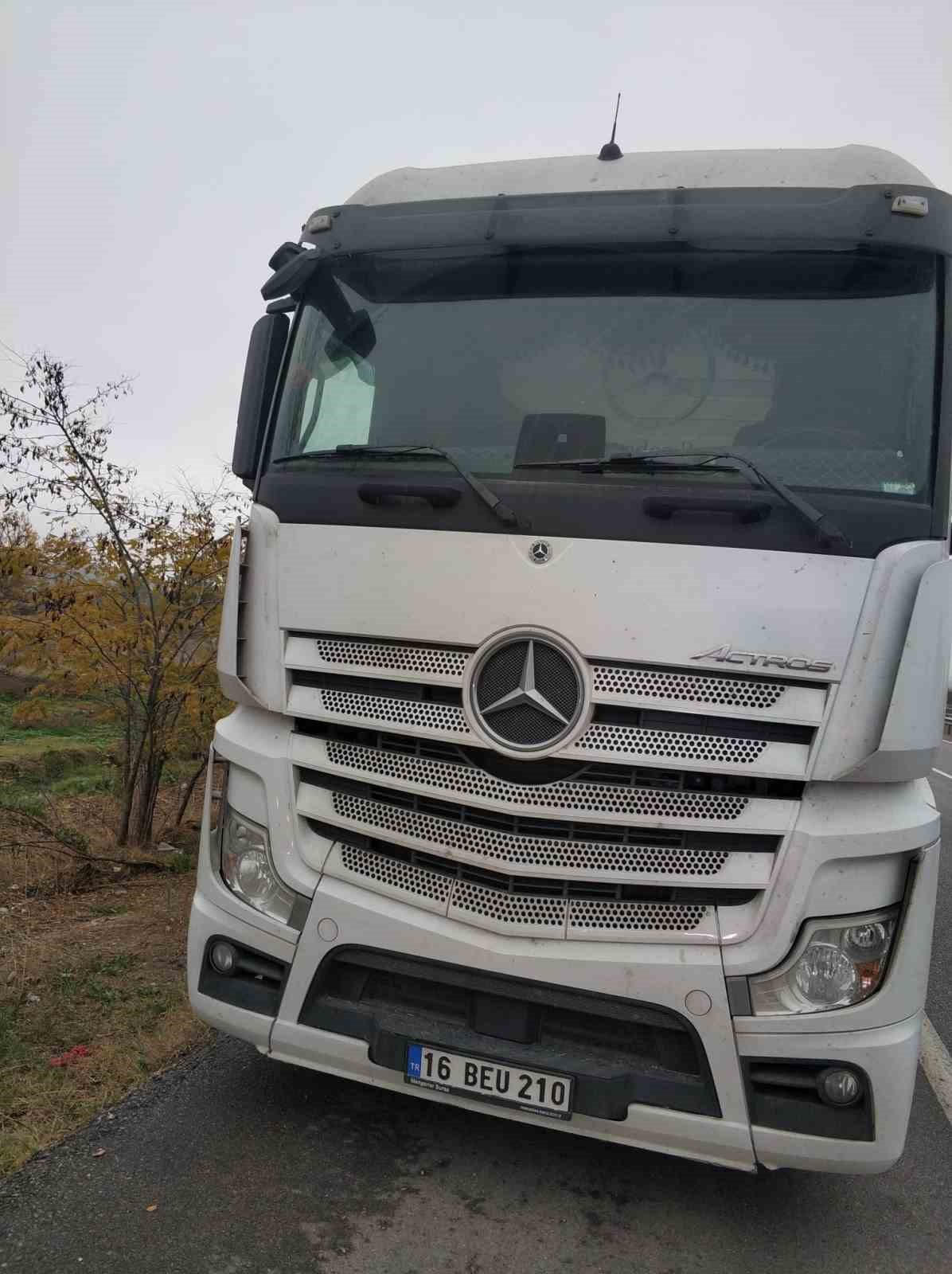 Zincirleme kazada s&uuml;r&uuml;c&uuml;n&uuml;n sıkıştığı ara&ccedil; &ccedil;alıntı &ccedil;ıktı
