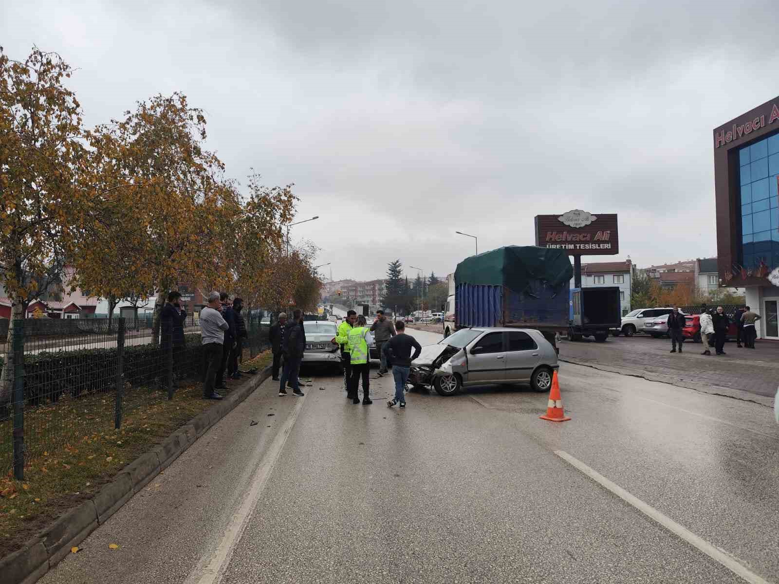 Zincirleme kazada 1’i bebek 3 kişi yaralandı
