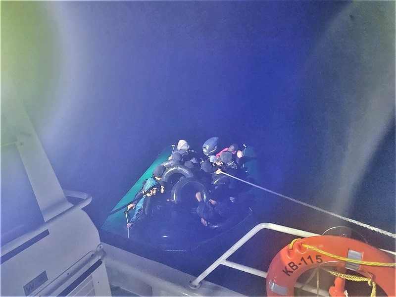 Balıkesir a&ccedil;ıklarında 22&rsquo;si &ccedil;ocuk 60 d&uuml;zensiz g&ouml;&ccedil;men yakalandı
