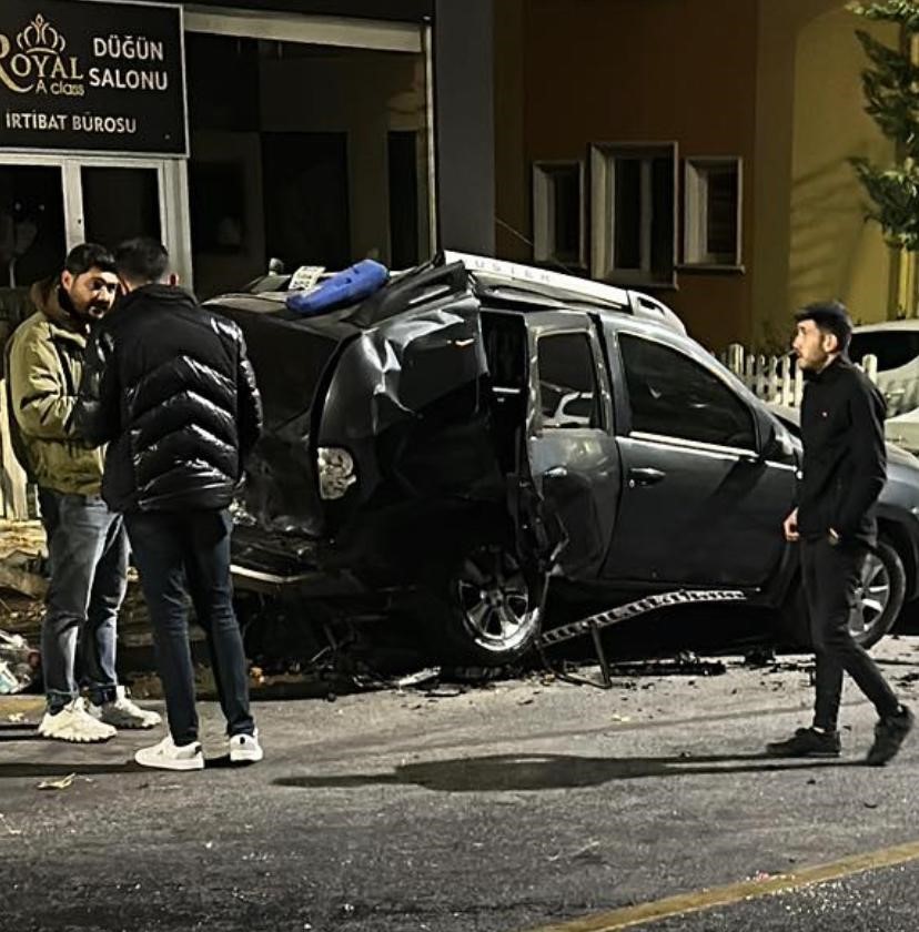 Alkollü sürücü 4 araca çarparak durabildi, ortalık savaş alanına döndü
