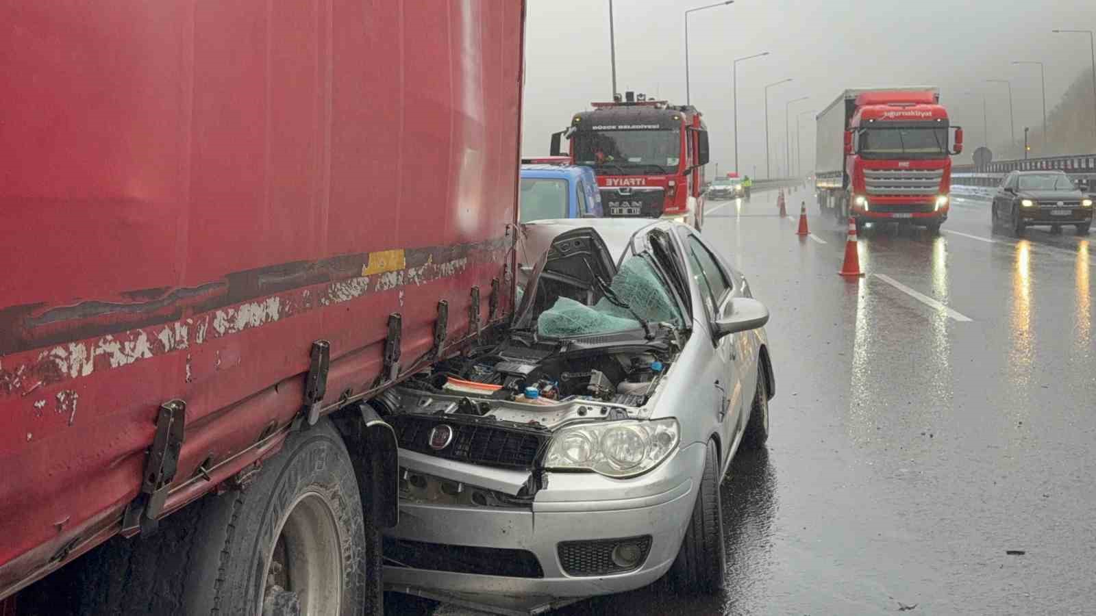 Tıra arkadan çarpan otomobilde 1 kişi öldü, 4 kişi yaralandı