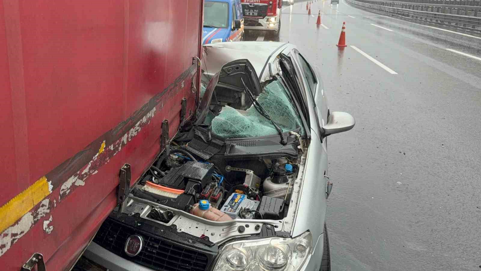 Tıra arkadan çarpan otomobilde 1 kişi öldü, 4 kişi yaralandı
