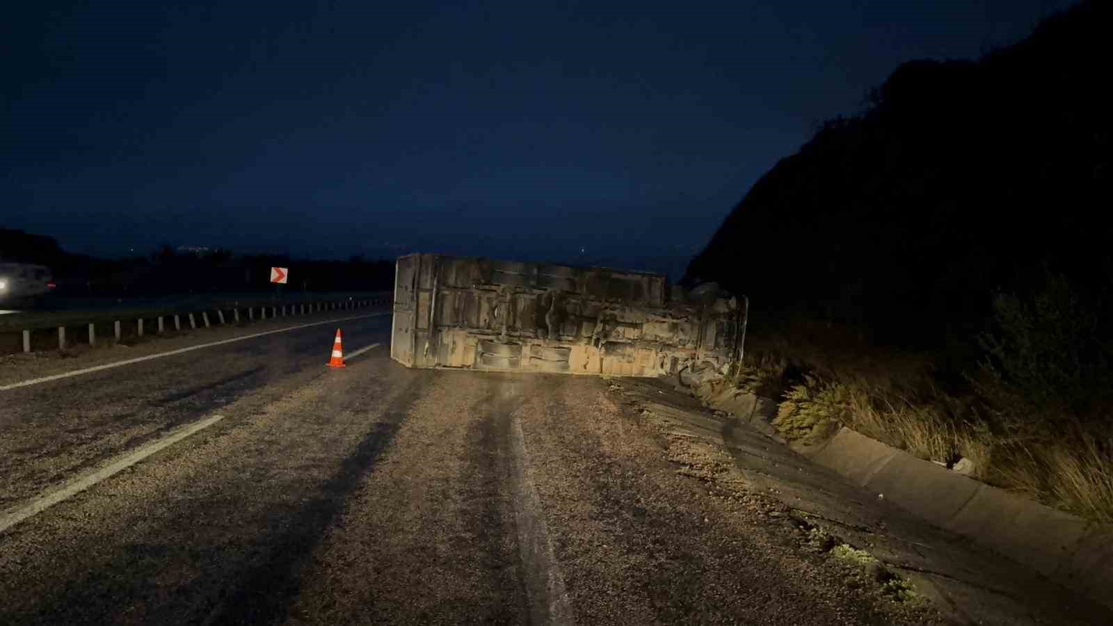 Gönen-Bandırma yolunda trafik kazası: Kamyon devrildi