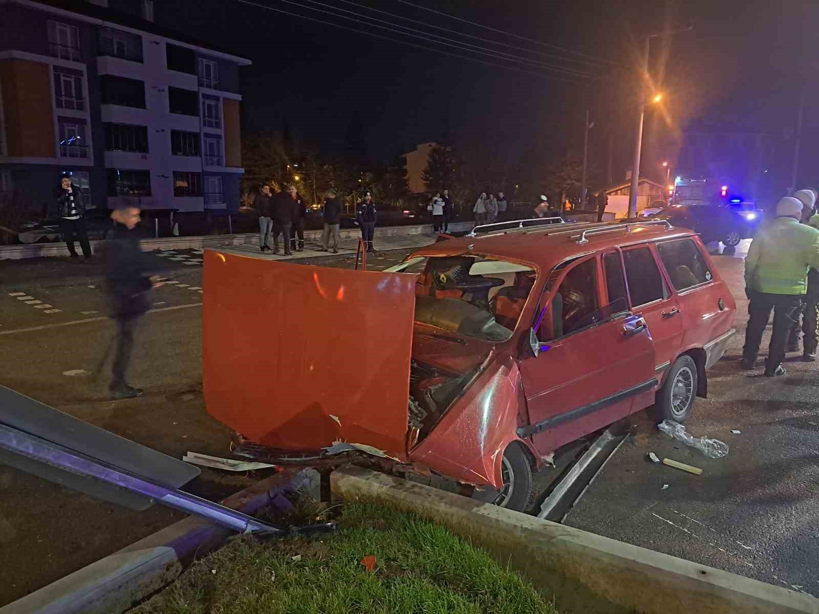 Otomobil beton kaldırma çarptı: 1 yaralı
