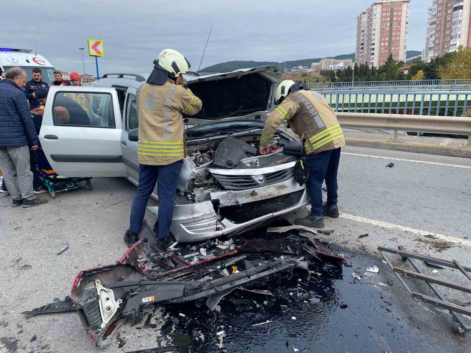 Maltepe’de iki araç kafa kafaya çarpıştı: 5 yaralı
