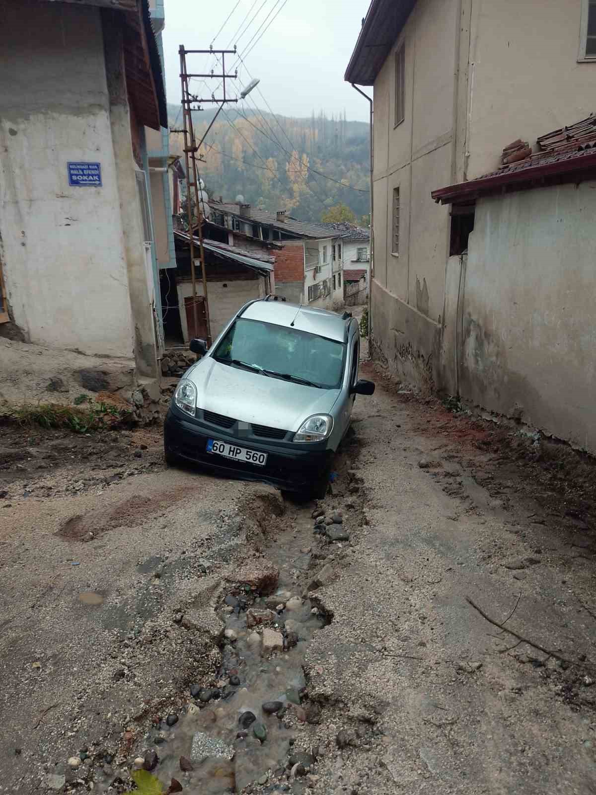 Niksar’da, belediye çalışmaları yetersiz kaldı, araç çukura saplandı
