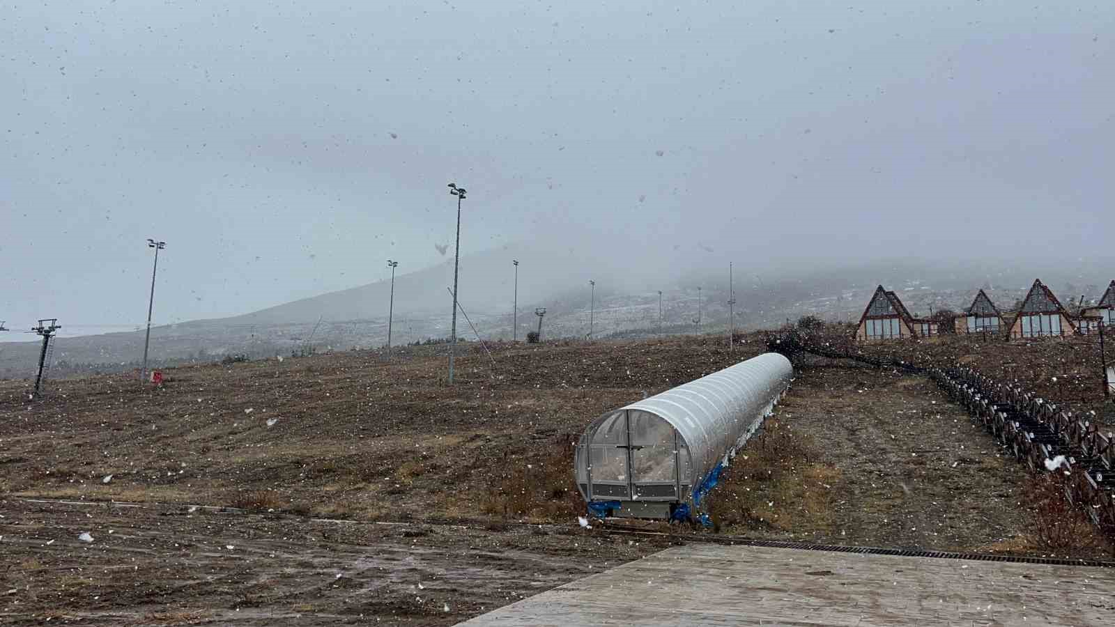 Sivas’ın yüksek kesimlerinde yağmur, yerini kar yağışına bıraktı
