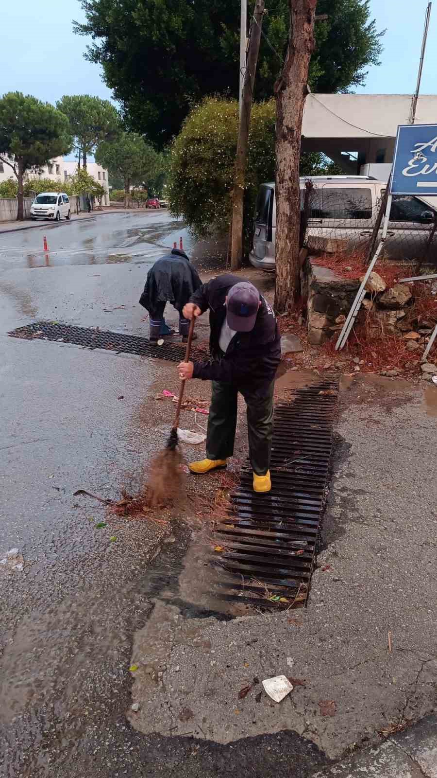 Belediye ekiplerinden yağmur mesaisi
