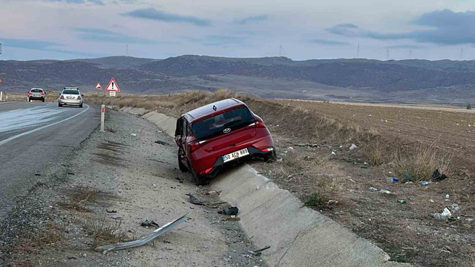 Kırıkkale’de iki otomobil kafa kafaya çarpıştı: 2 yaralı
