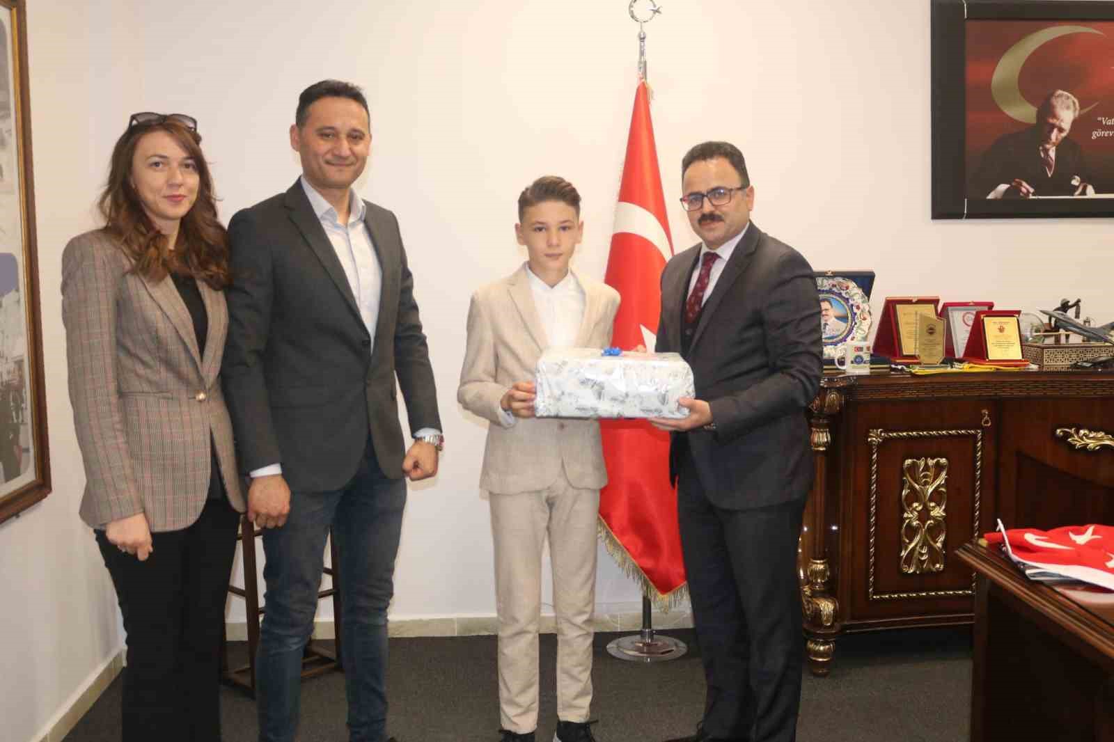 Gediz Kaymakamı Hakan Alkan, T&uuml;rkiye Şampiyonu Mert Hakan Karaoğlan&rsquo;ı makamında kabul etti
