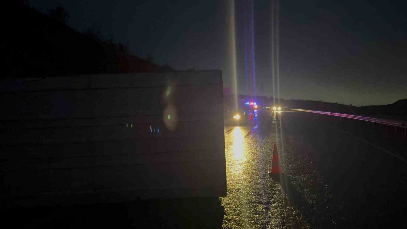 G&ouml;nen-Bandırma yolunda trafik kazası: Kamyon devrildi
