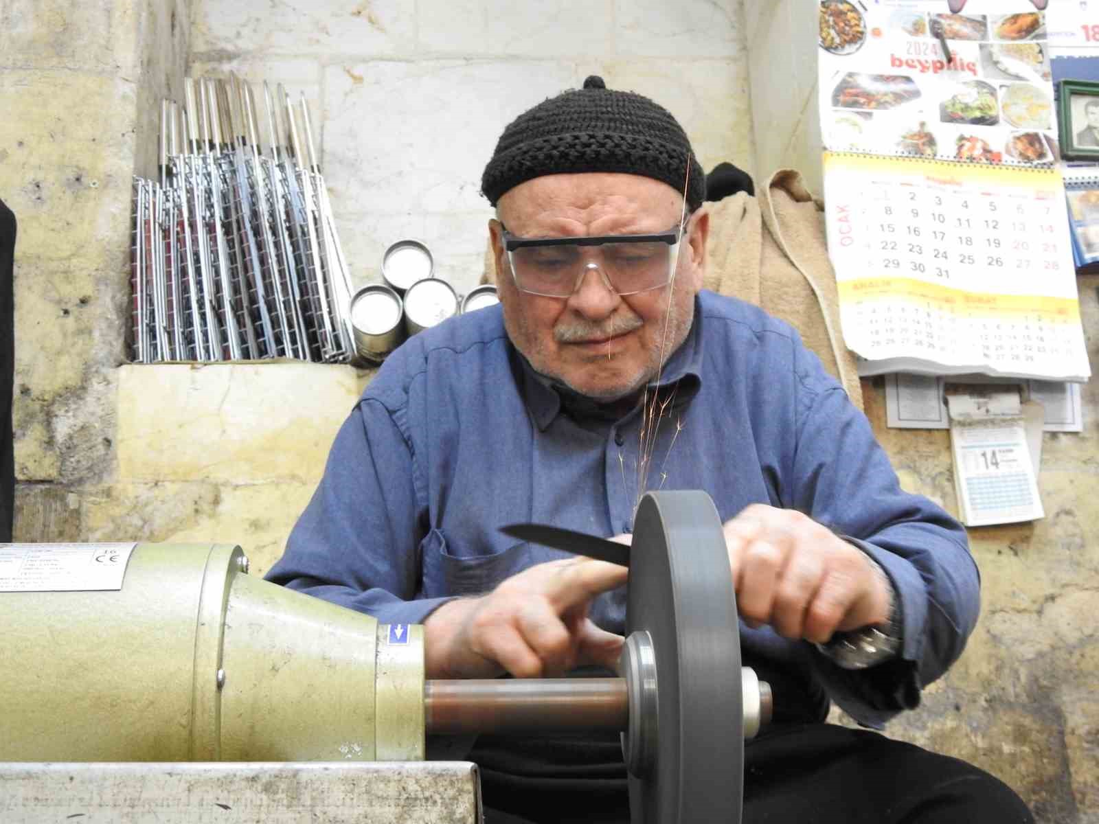 75 yaşındaki bı&ccedil;ak ustası 65 yıldır mesleğini severek yapıyor
