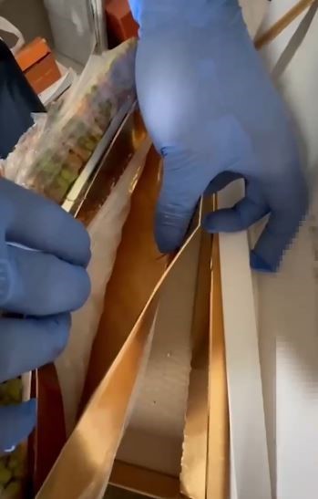 &Uuml;st&uuml; baklava ile kapatılmış tatlı kutuların i&ccedil;inden uyuşturucu &ccedil;ıktı
