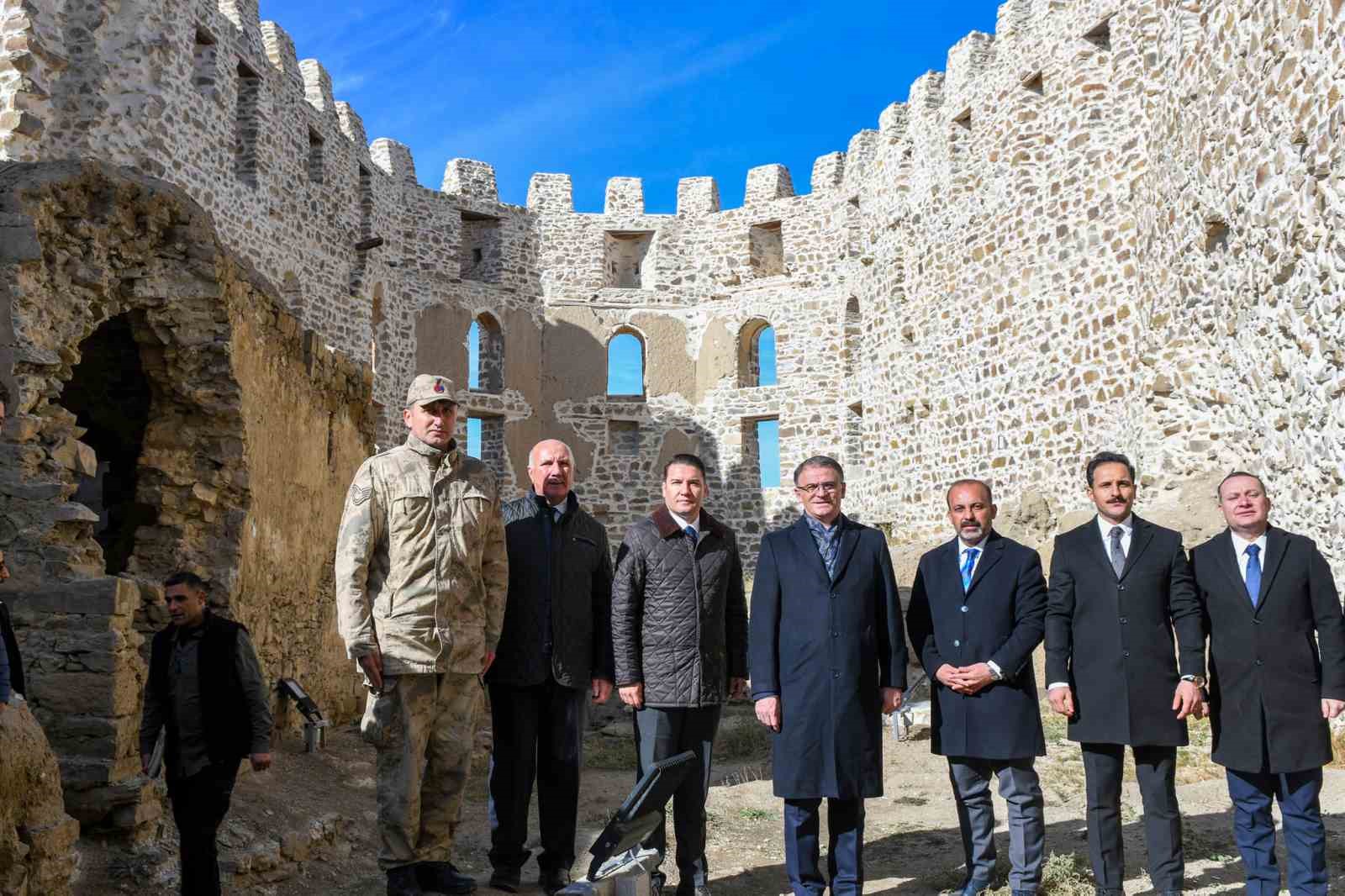 Tarihi Hoşap Kalesinin restorasyonu devam ediyor