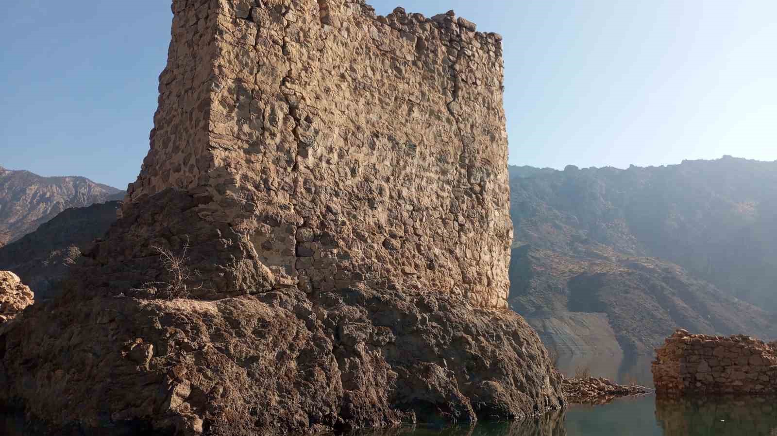 Baraj suları &ccedil;ekilince tarihi Tekkale Kalesi g&uuml;n y&uuml;z&uuml;ne &ccedil;ıktı
