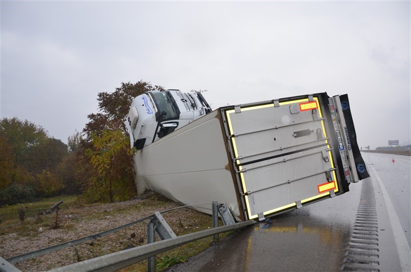 Amasya&rsquo;da polis otosuna kaza yerinde tır &ccedil;arptı
