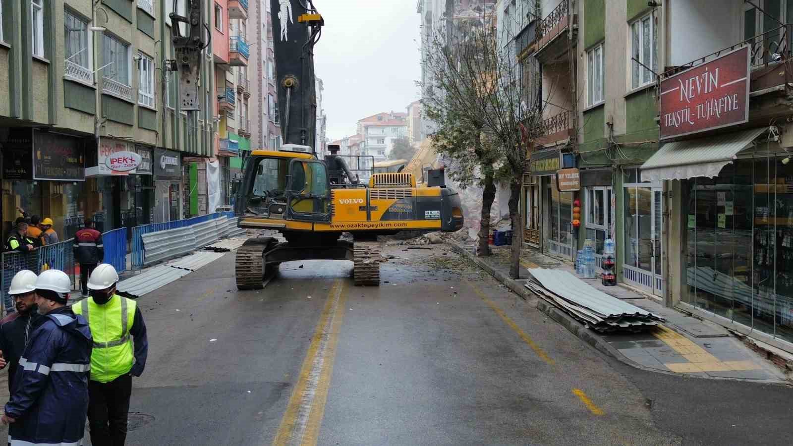 Doğal gaz patlamasında 1 kişinin öldüğü, 33 kişinin yaralandığı Hilal Apartmanı’nın yıkımına başlandı