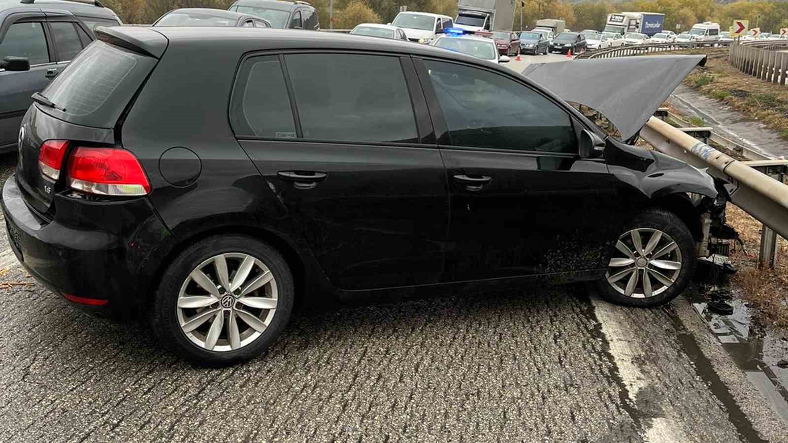 Yağmurla gelen kazalar: D&uuml;ğ&uuml;n konvoyundaki otomobil bariyere &ccedil;arptı, 5 kişi yaralandı
