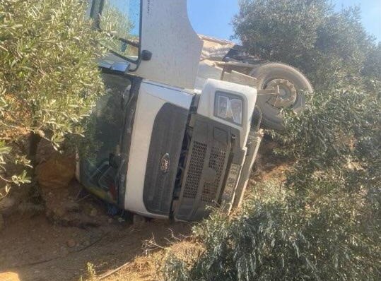 Manisa&rsquo;da toprak y&uuml;kl&uuml; kamyon zeytin bah&ccedil;esine devrildi: 1 yaralı
