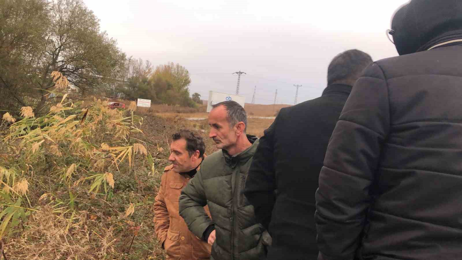 Takla atarak dereye uçan otomobilden burnu bile kanamadan çıktı