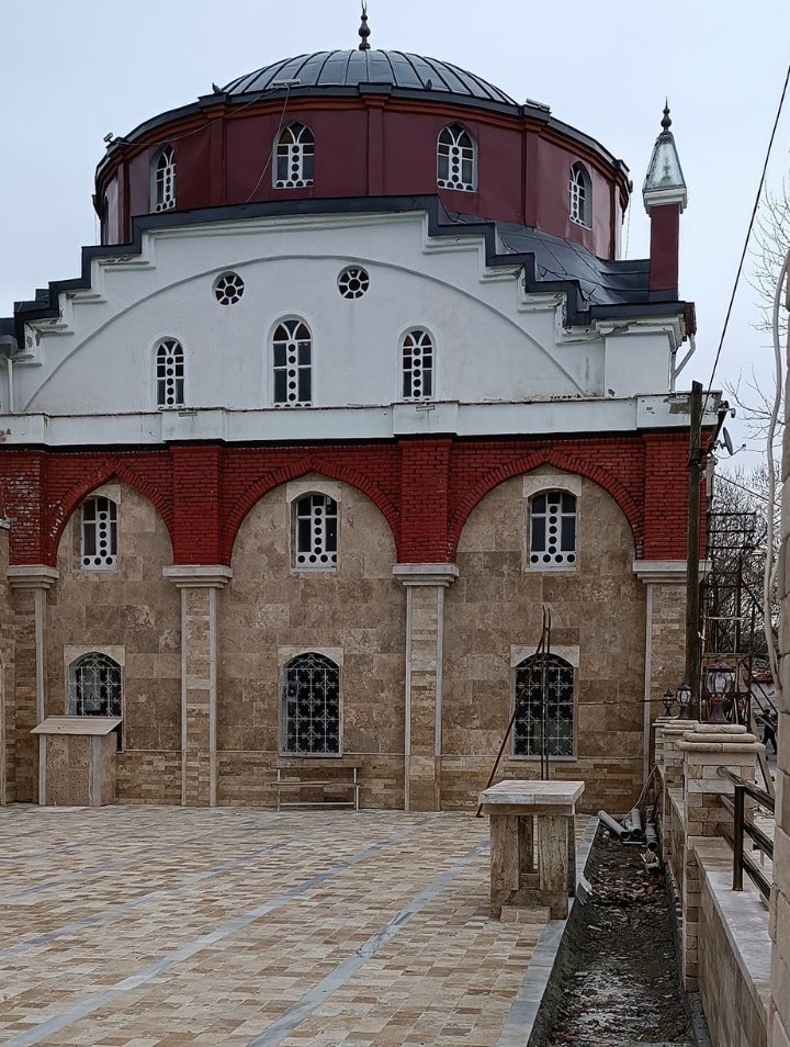 Sandal Mahalle Camisi Cemar&rsquo;ın travertenleriyle yenilendi
