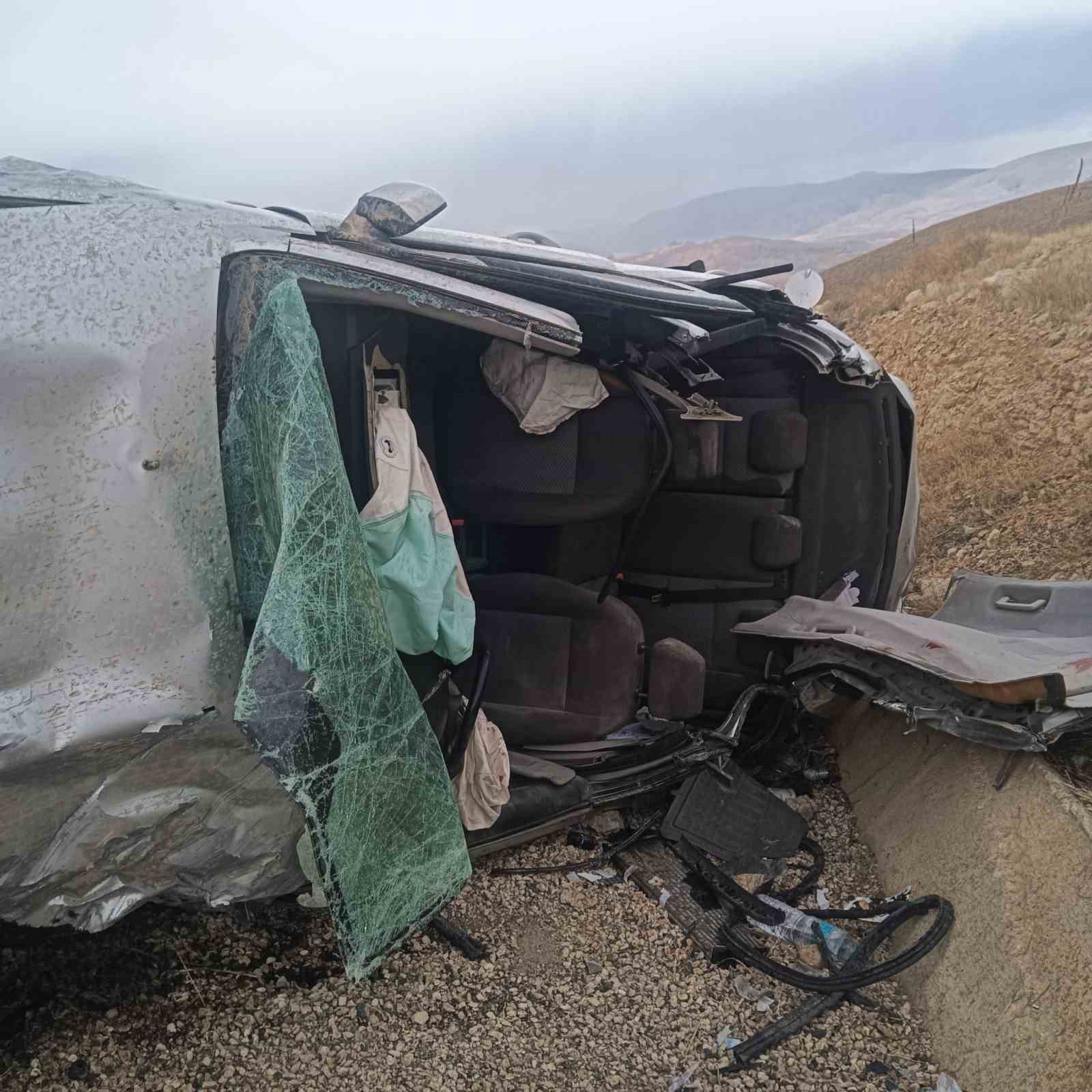 Malatya&rsquo;da kontrolden &ccedil;ıkan ara&ccedil; şarampole devrildi: 5 yaralı
