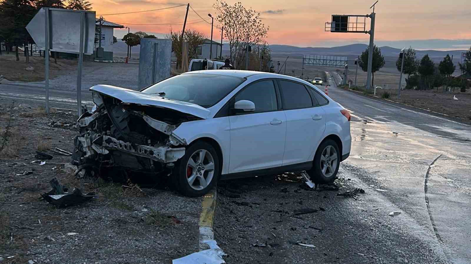 Kırıkkale’de iki otomobil kafa kafaya çarpıştı: 2 yaralı