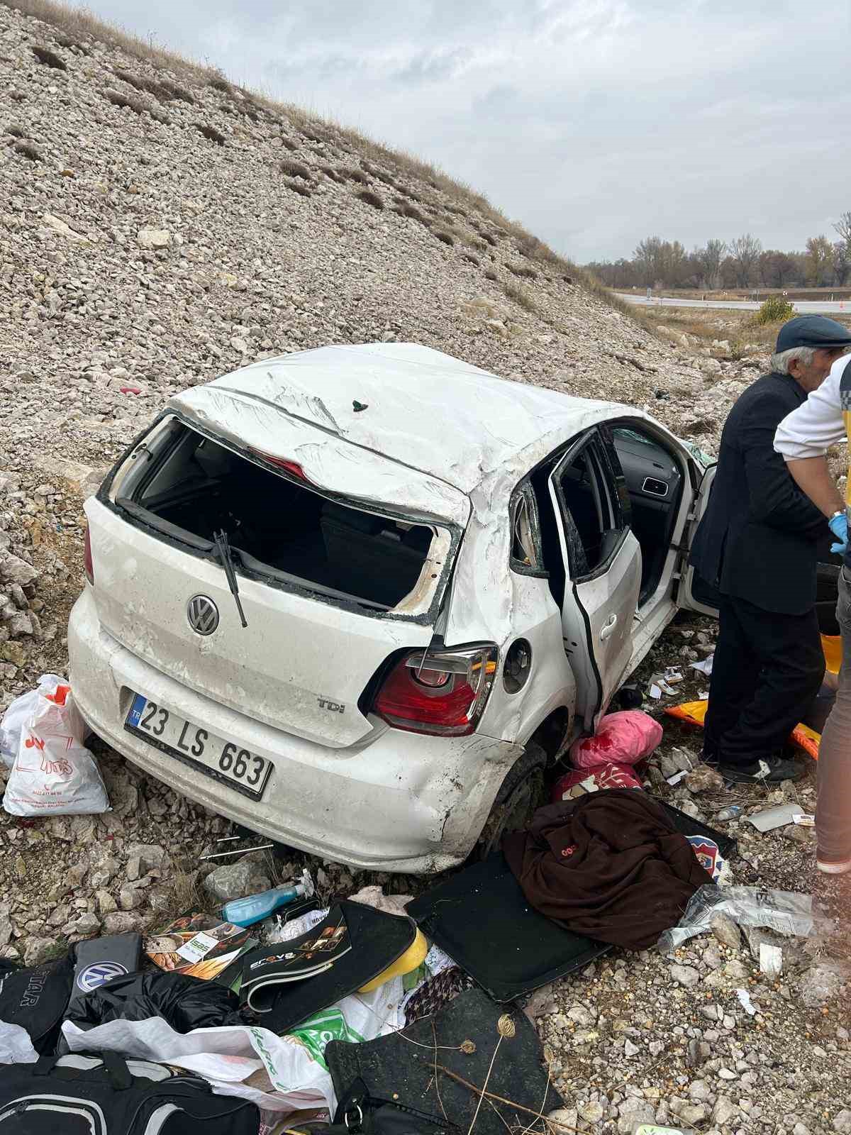 Otomobil şarampole yuvarlandı: 4 yaralı