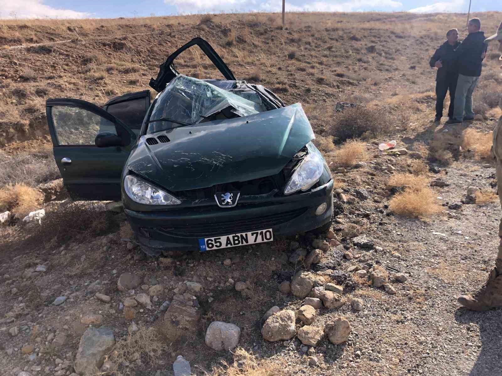 Başkale&rsquo;de otomobil şarampole yuvarlandı: 3 yaralı
