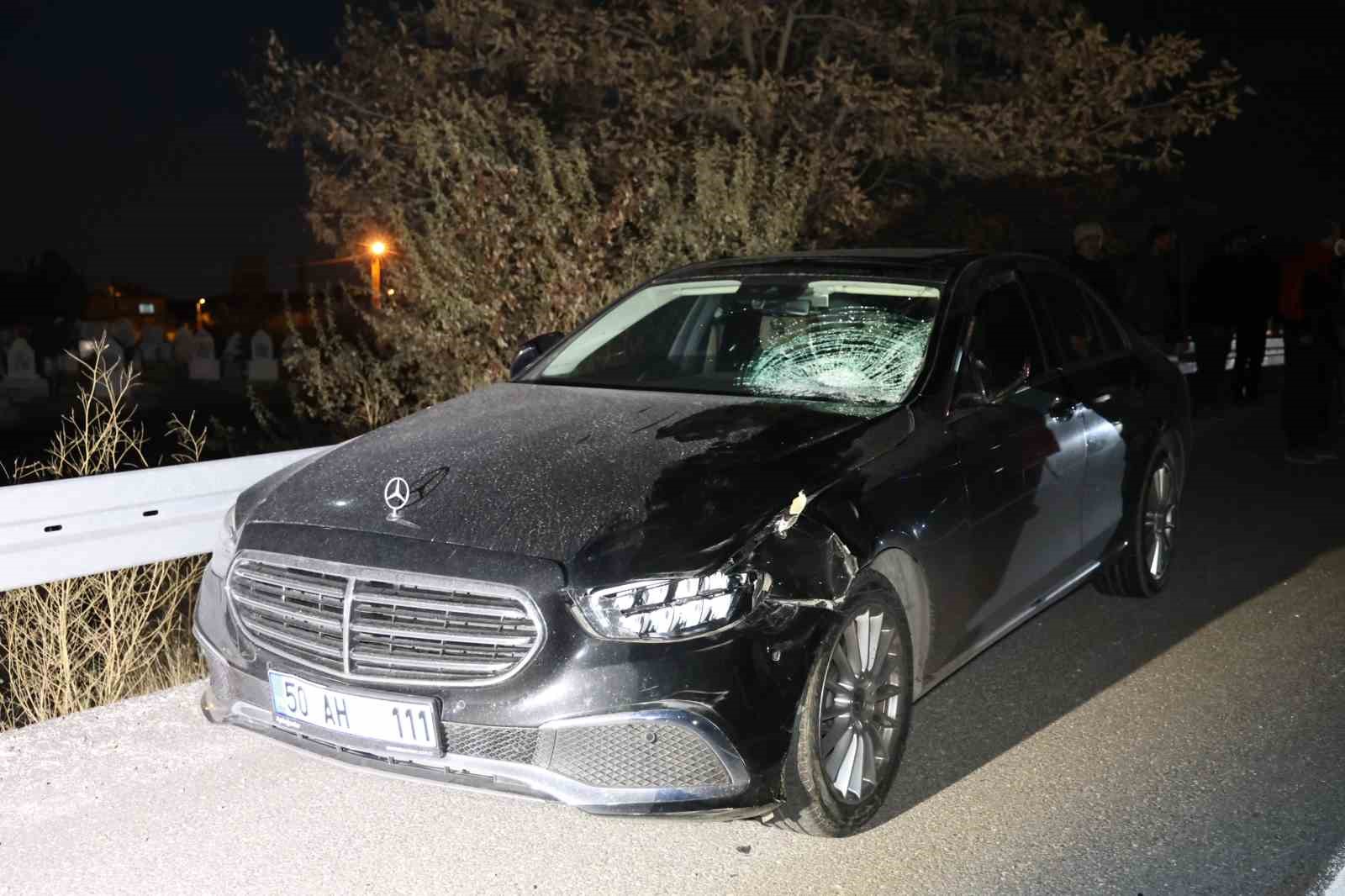 Otomobilin &ccedil;arptığı gen&ccedil; kız hayatını kaybetti
