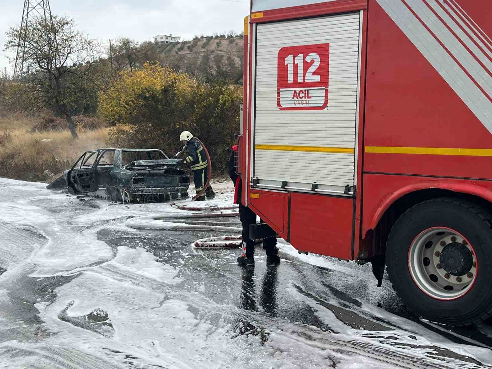 Park halindeki otomobil çıkan yangında küle döndü