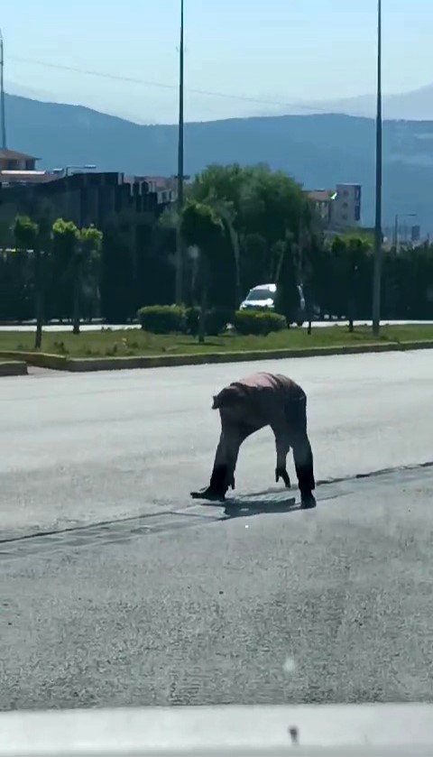 Yerinden çıkan mazgal ve başıboş at trafiği tehlikeye attı
