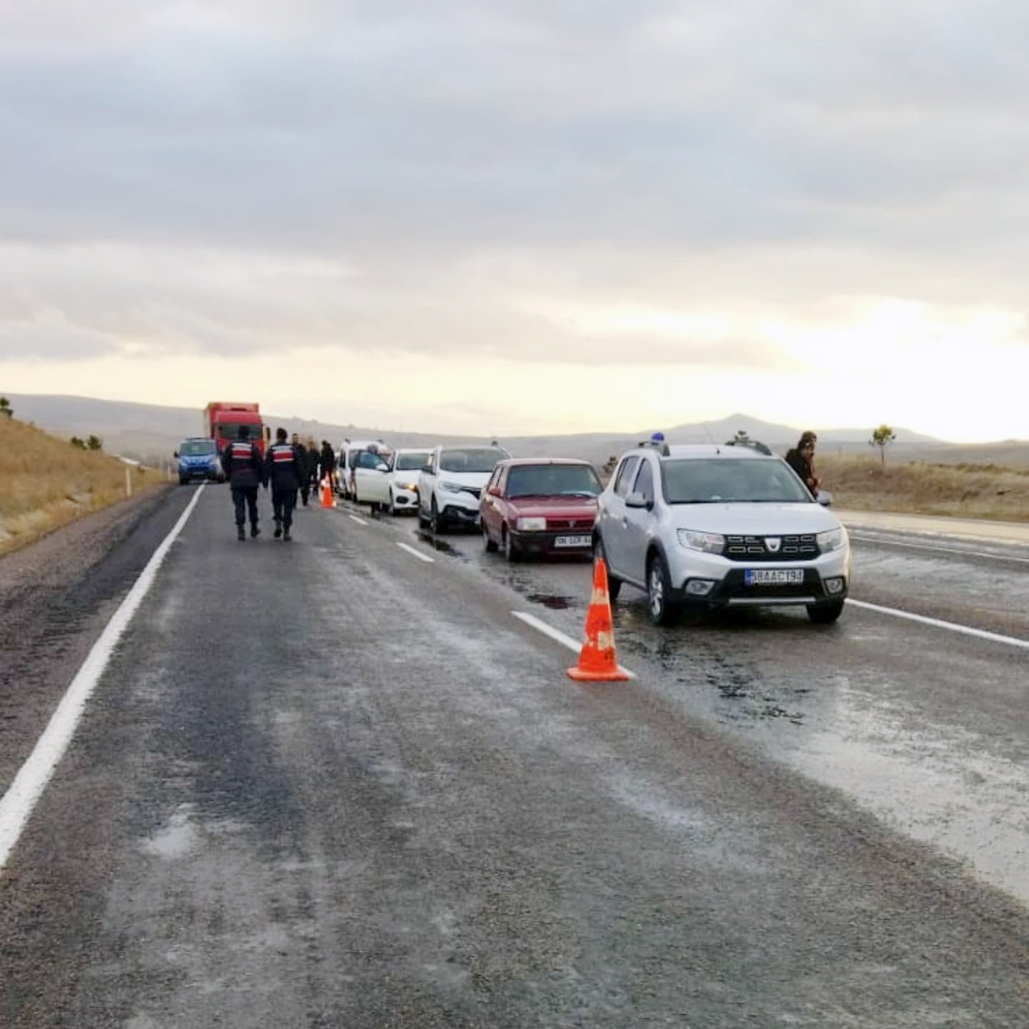 Yoldan çıkan tır trafiği kapadı
