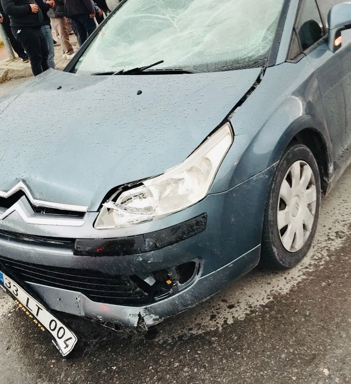 Antalya’da otomobil ve motosiklet çarpıştı: Anne ve 3 çocuğu yaralandı