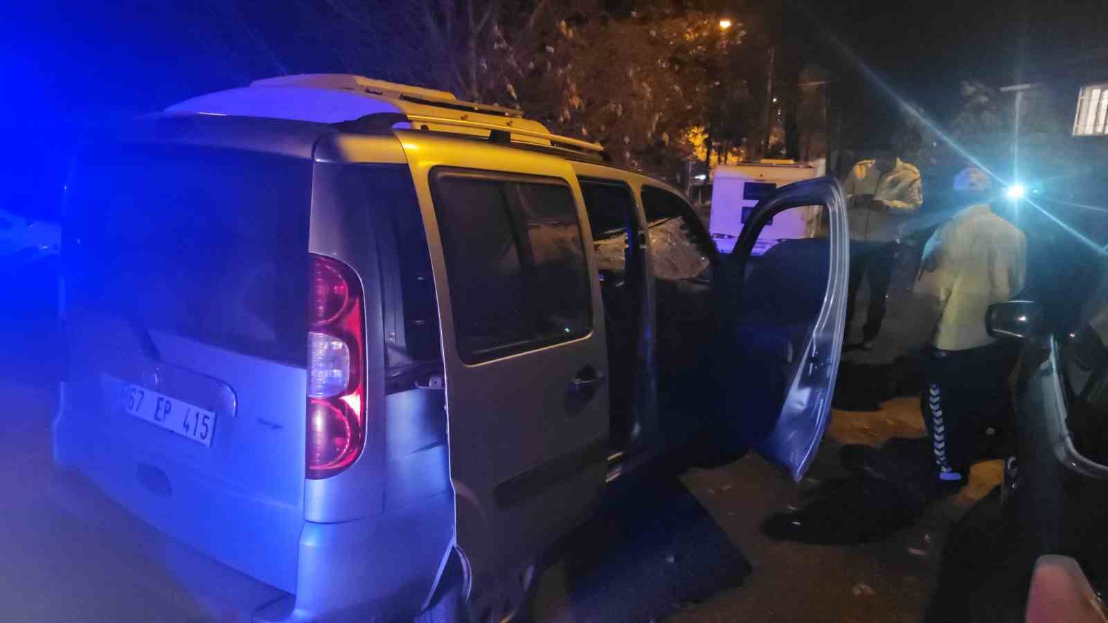 Yayaya &ccedil;arpan s&uuml;r&uuml;c&uuml; aracını bırakıp ka&ccedil;tı, ekipler ara&ccedil;ta k&ouml;pek buldu
