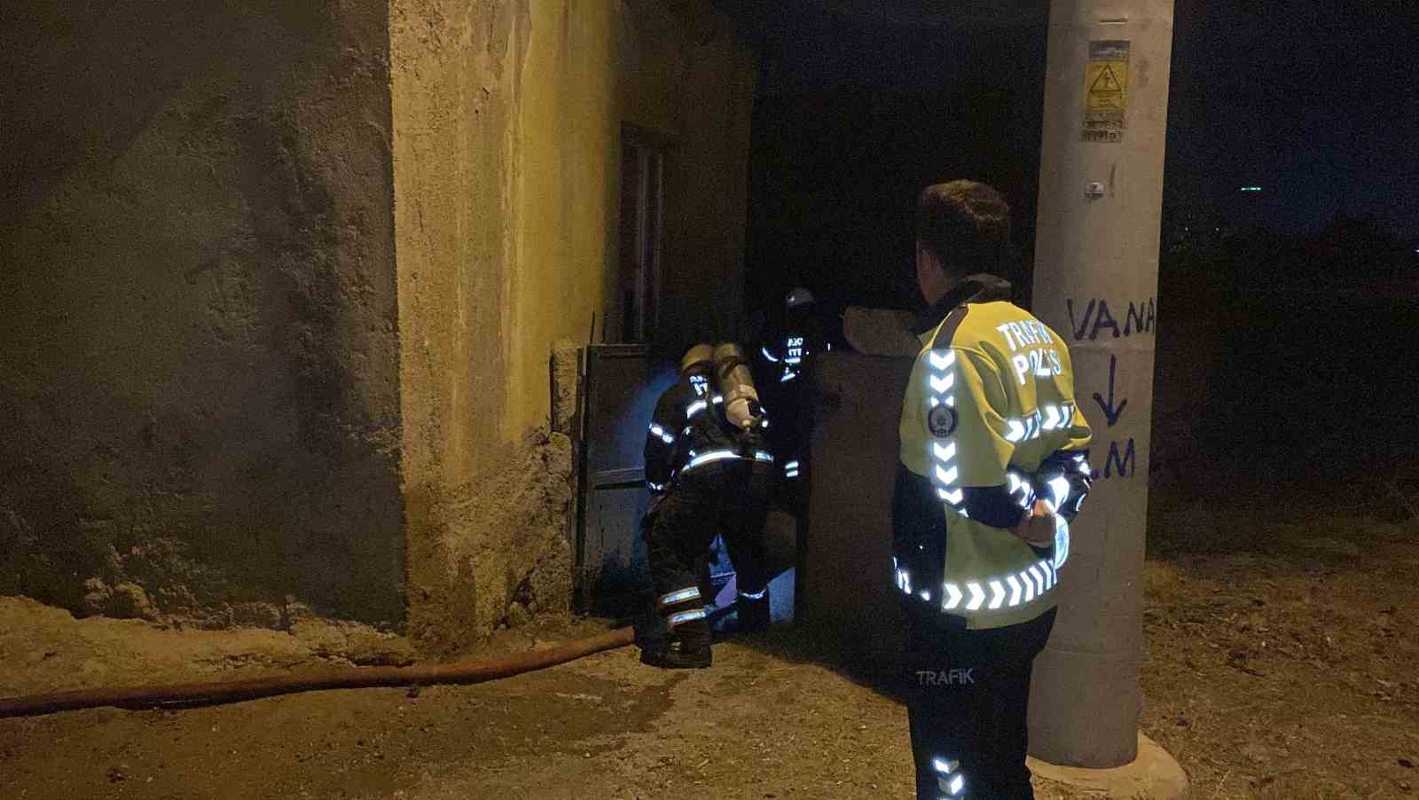 Evin i&ccedil;ini saran alevlere vatandaş hortumla m&uuml;dahale etti
