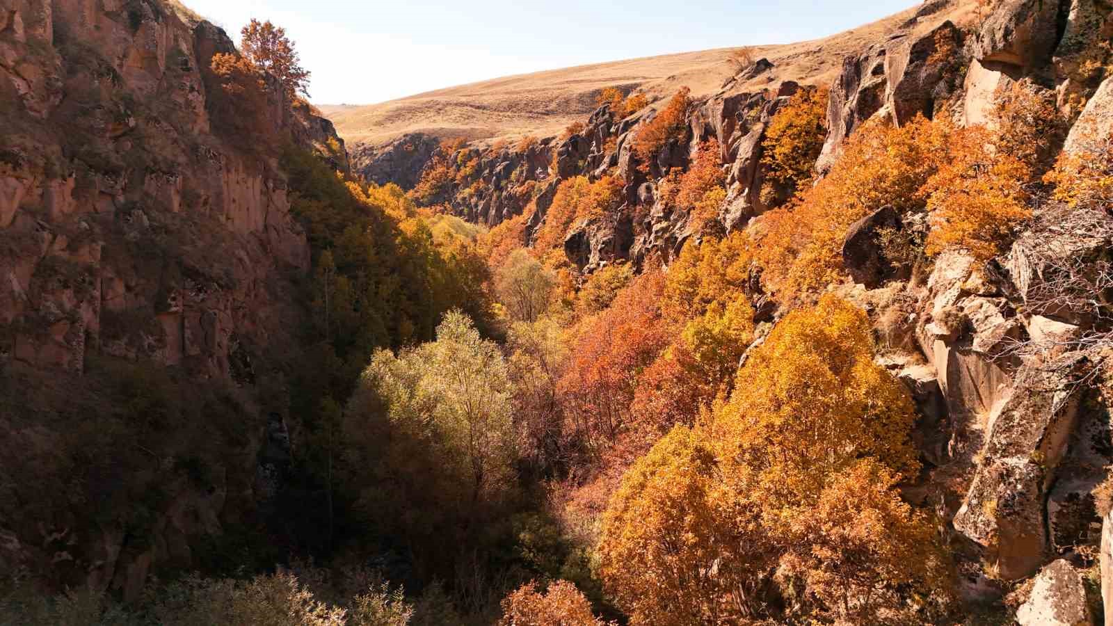 Doğa harikası Uludere Kanyonu sonbahar g&uuml;zelliğiyle b&ouml;yle g&ouml;r&uuml;nt&uuml;lendi
