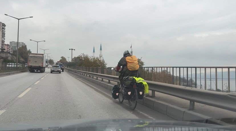 Berlin’den pedal çeviren genç Bursa’da mola verdi