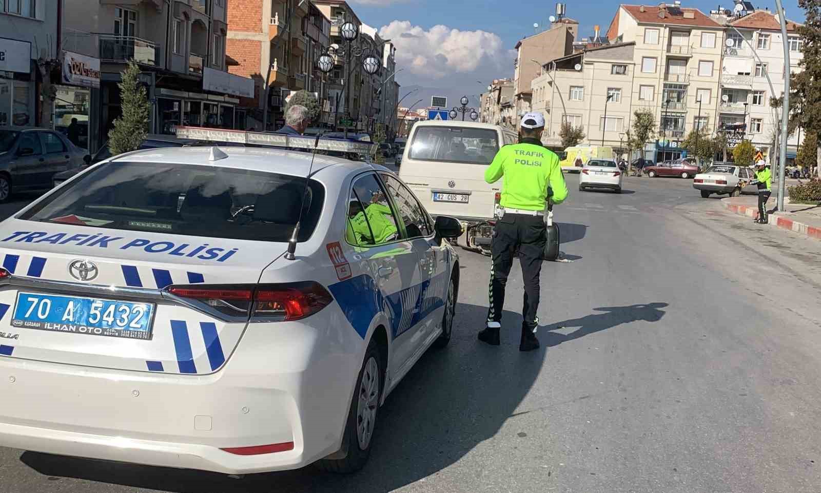 Motosiklet minib&uuml;s&uuml;n altına girdi: 1 yaralı
