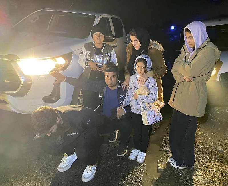 Ayvacık a&ccedil;ıklarında 38 ka&ccedil;ak g&ouml;&ccedil;men ile 1 g&ouml;&ccedil;men ka&ccedil;ak&ccedil;ısı yakalandı
