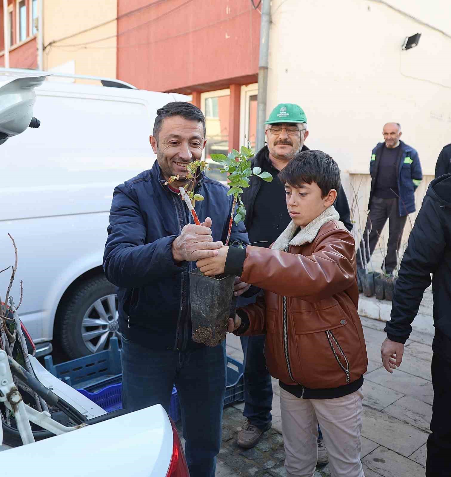 Başkan Altay: "Pilot 3 il&ccedil;emizde &ccedil;ift&ccedil;ilerimize Antep fıstığı fidanı desteğinde bulunduk"
