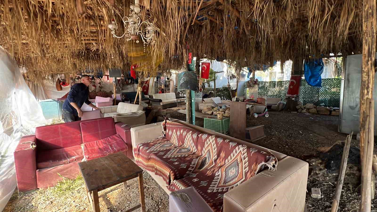 Depremde enkazdan &ccedil;ıkarılan eşyaların sergilendiği alanın gelecek nesillere aktarılmasını istiyor
