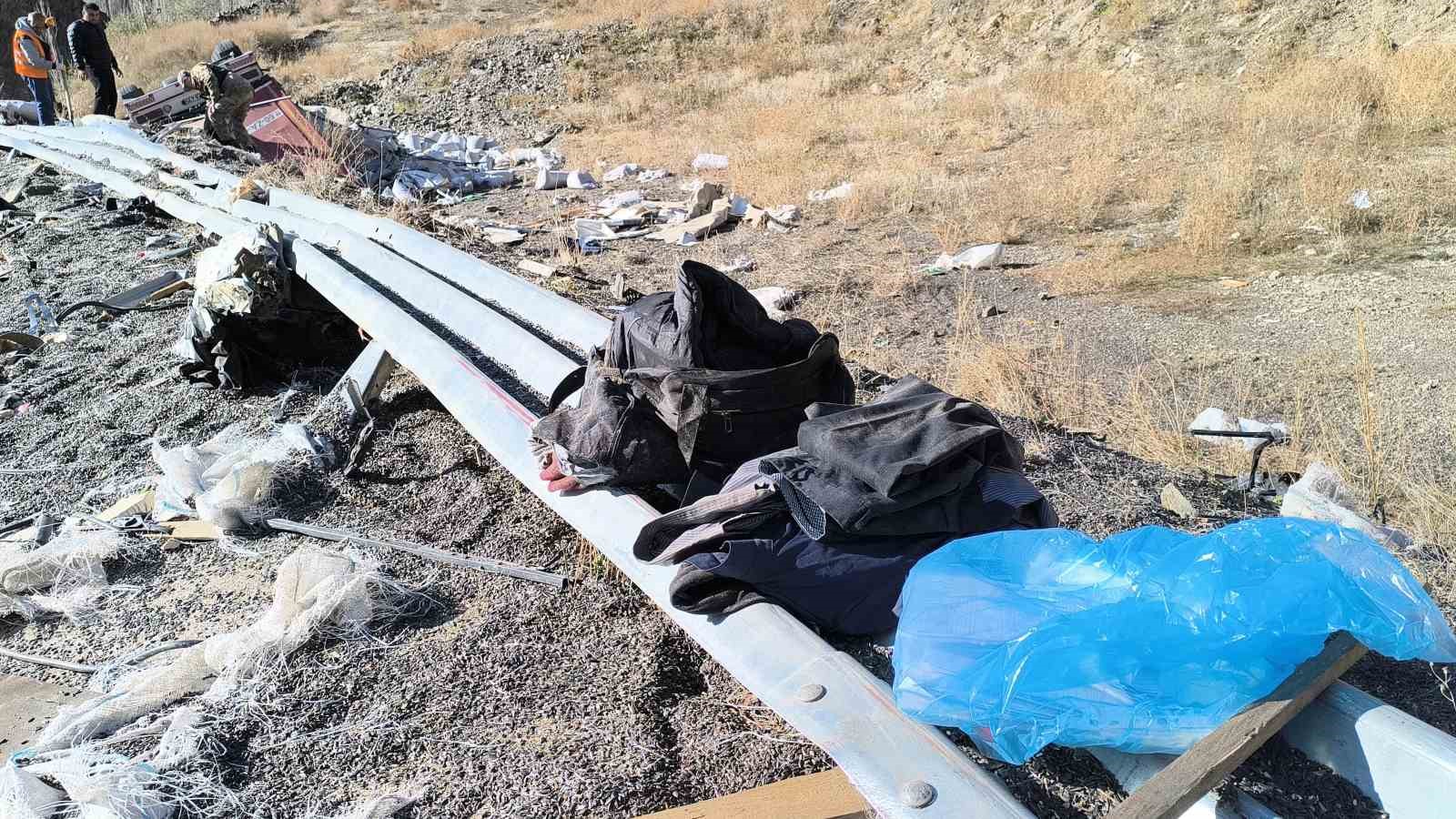 Tır s&uuml;r&uuml;c&uuml;s&uuml; aracından atladı ancak yine de hayatını kaybetti
