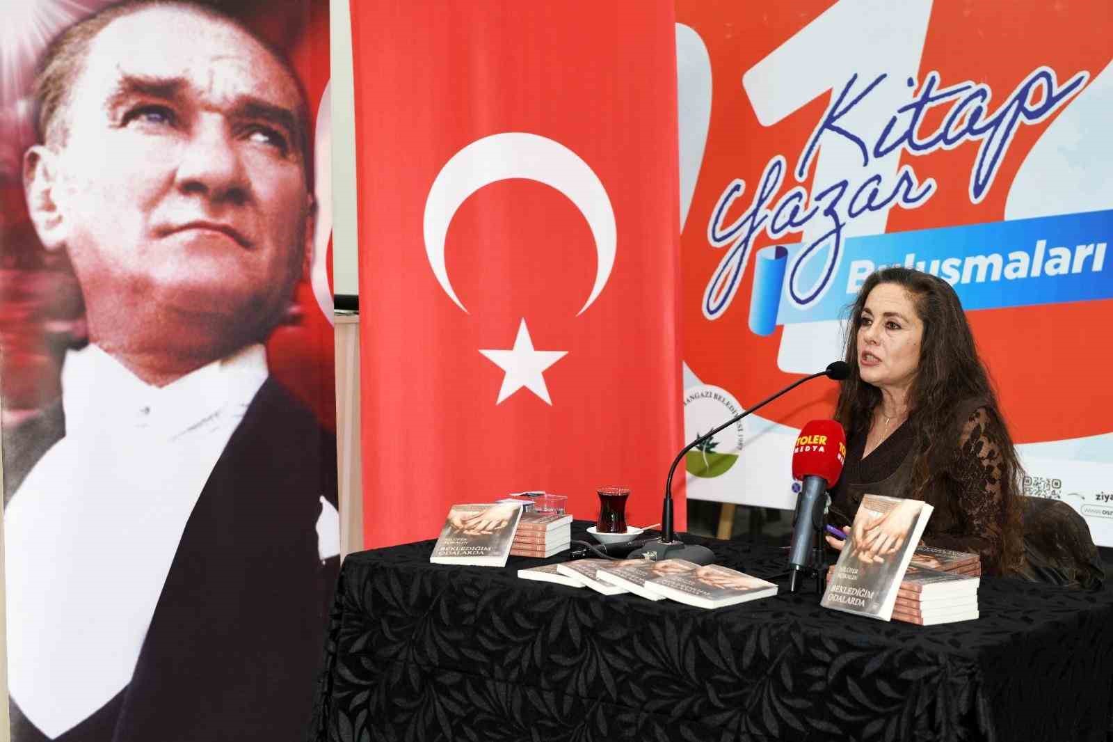 Oyuncu-yazar Nil&uuml;fer A&ccedil;ıkalın, Osmangazili edebiyatseverlerle buluştu
