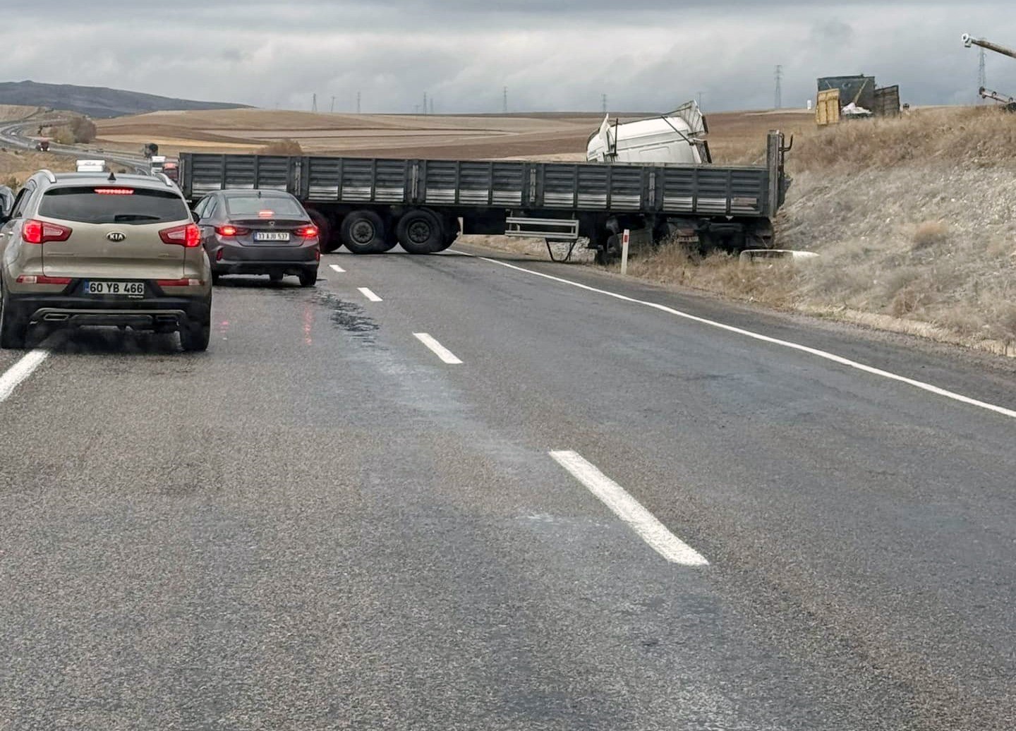 Yoldan çıkan tır trafiği kapadı