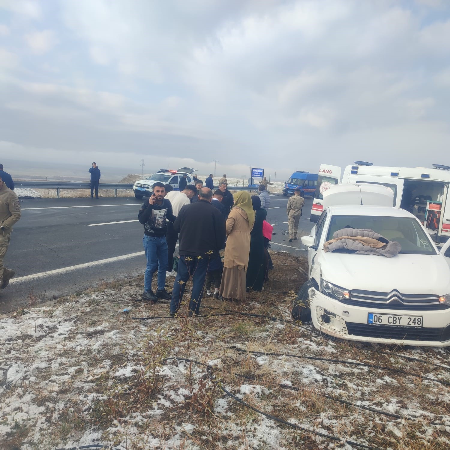 Ağrı&rsquo;daki 3 ayrı trafik kazasında 4 kişi yaralandı
